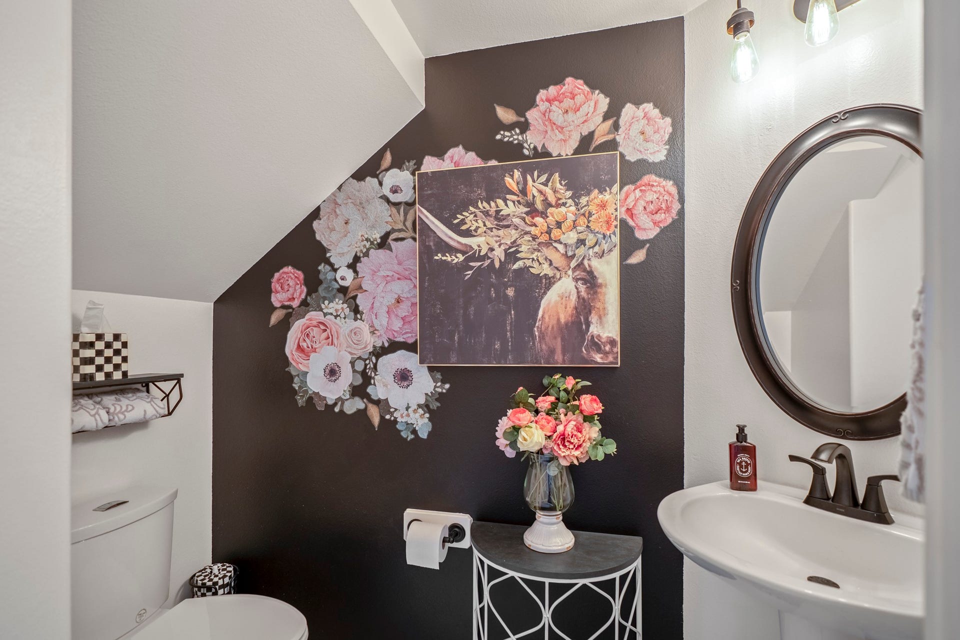 The downstairs guest bathroom has been decorated to perfection so you can be confident that your guests feel special even when visiting the restroom.