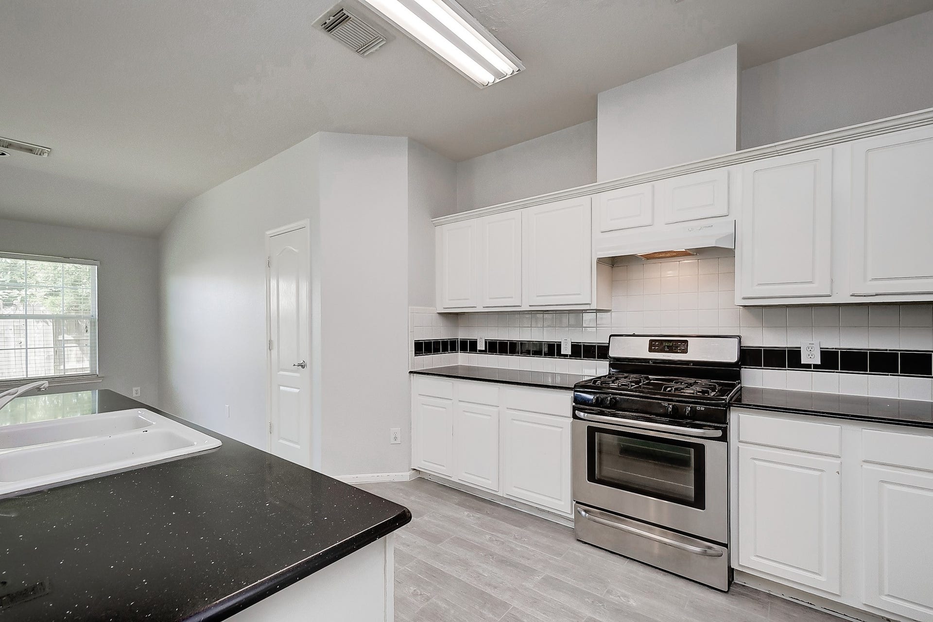 5506 GABLE MEADOWS DRIVE, Sugar Land, TX 77479 SPACIOUS KITCHEN WITH
STAINLESS STEEL
APPLIANCES.