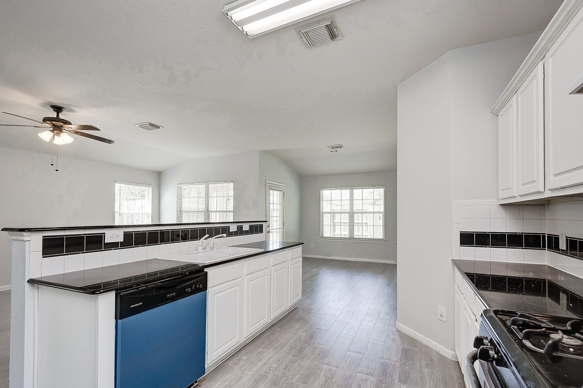 5506 GABLE MEADOWS DRIVE, Sugar Land, TX 77479 KITCHEN GAS EASY ACCESS TO THE FAMILY ROOM AND BREAKFAST AREA. - PERFECT FOR ENTERTAINING.