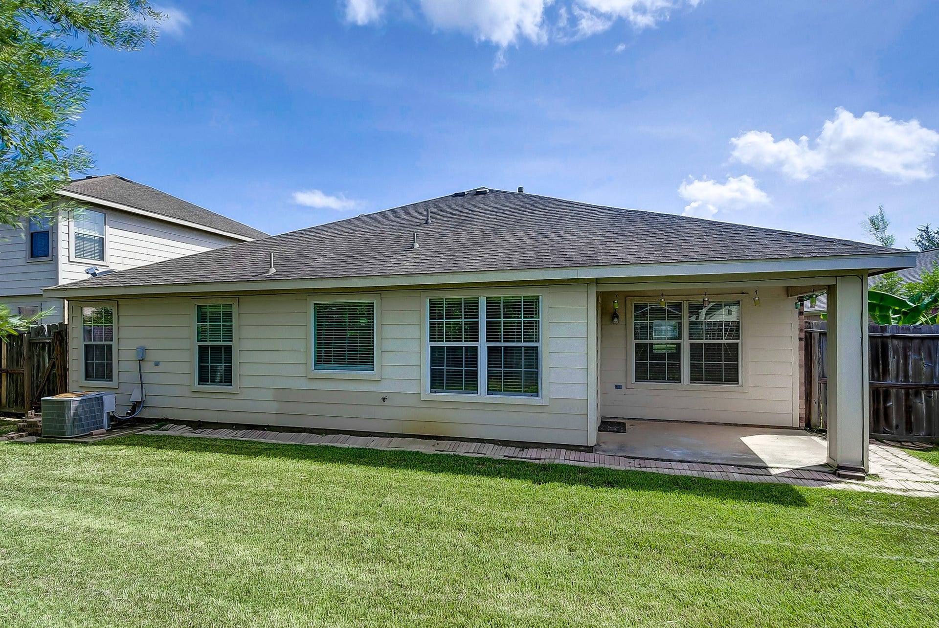 5506 GABLE MEADOWS DRIVE, Sugar Land, TX 77479 PLENTY OF SPACE FOR
EVERYONE TO RUN AND
PLAY.