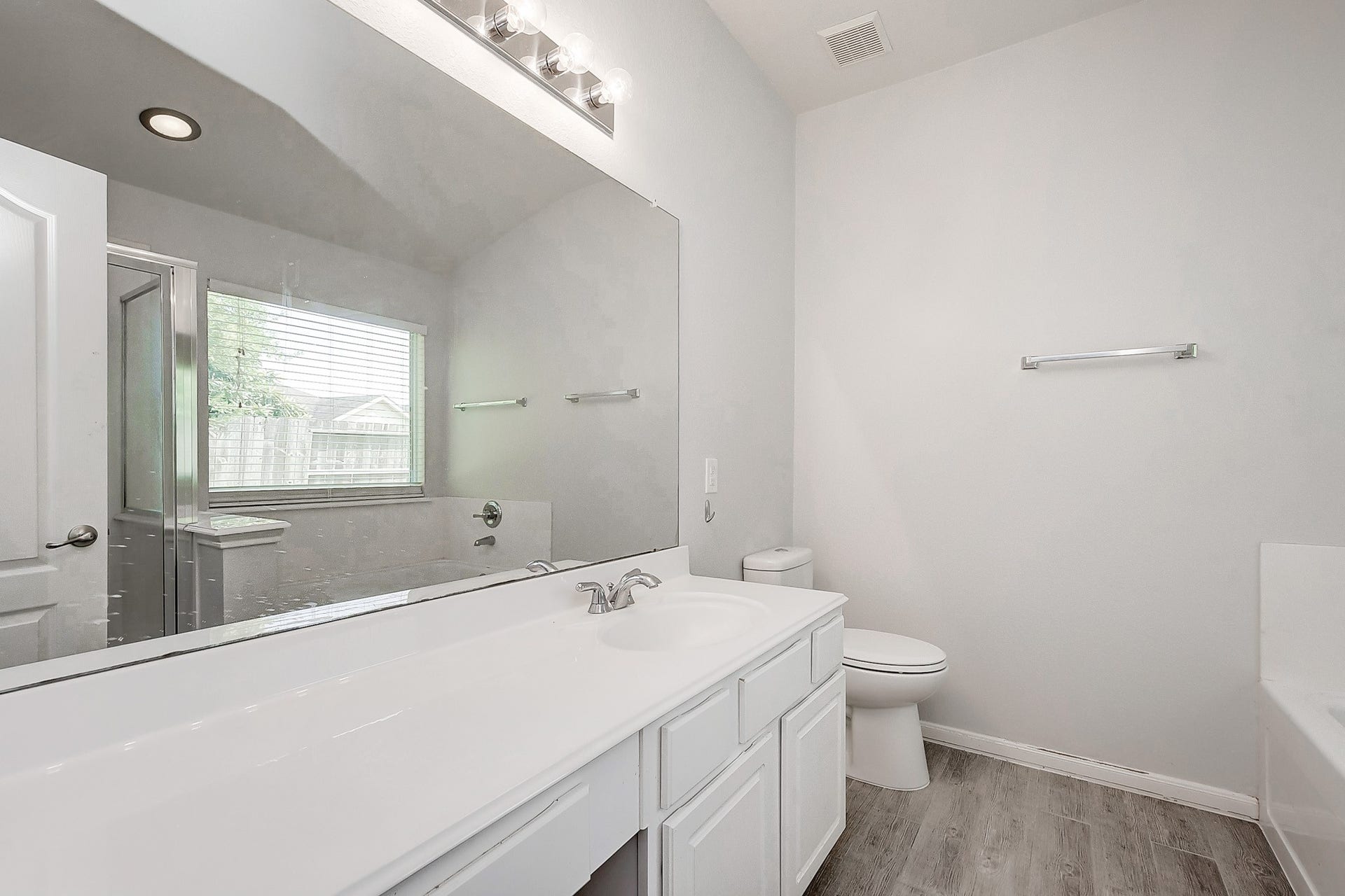5506 GABLE MEADOWS DRIVE, Sugar Land, TX 77479 PRIMARY BATHROOM FEATURES DUAL
SINKS, TILED FLOORS AND
SEPARATE TUB AND
SHOWER.