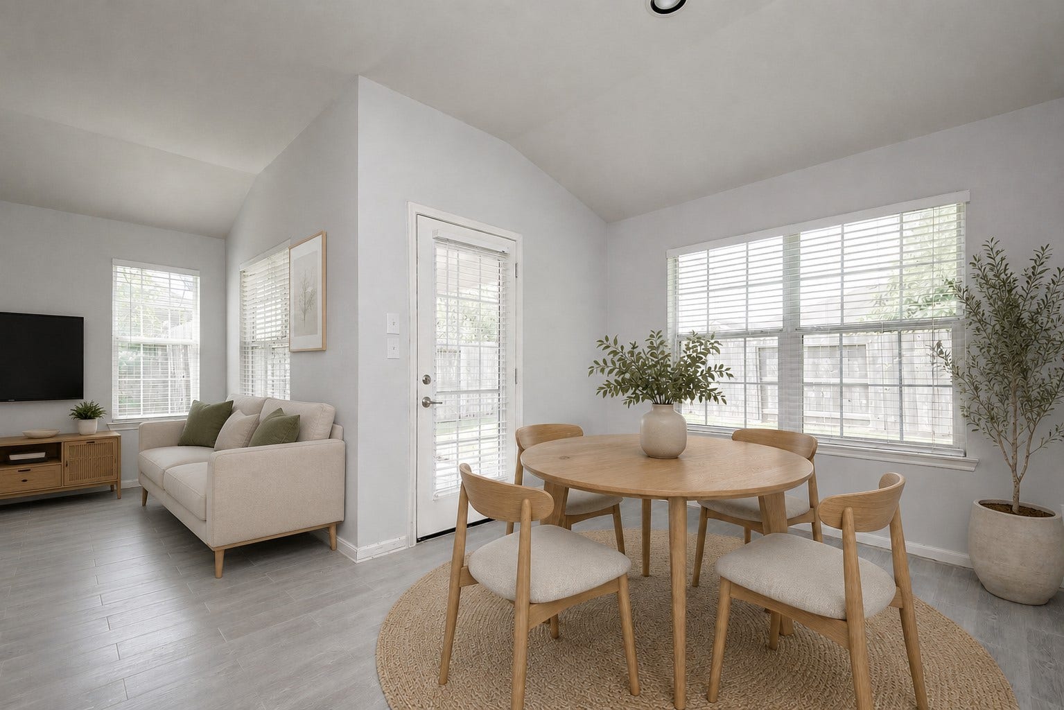 5506 GABLE MEADOWS DRIVE, Sugar Land, TX 77479 LIGHT AND BRIGHT BREAKFAST AREA HAS DIRECT ACCESS TO THE BACK PATIO. **Virtually staged.