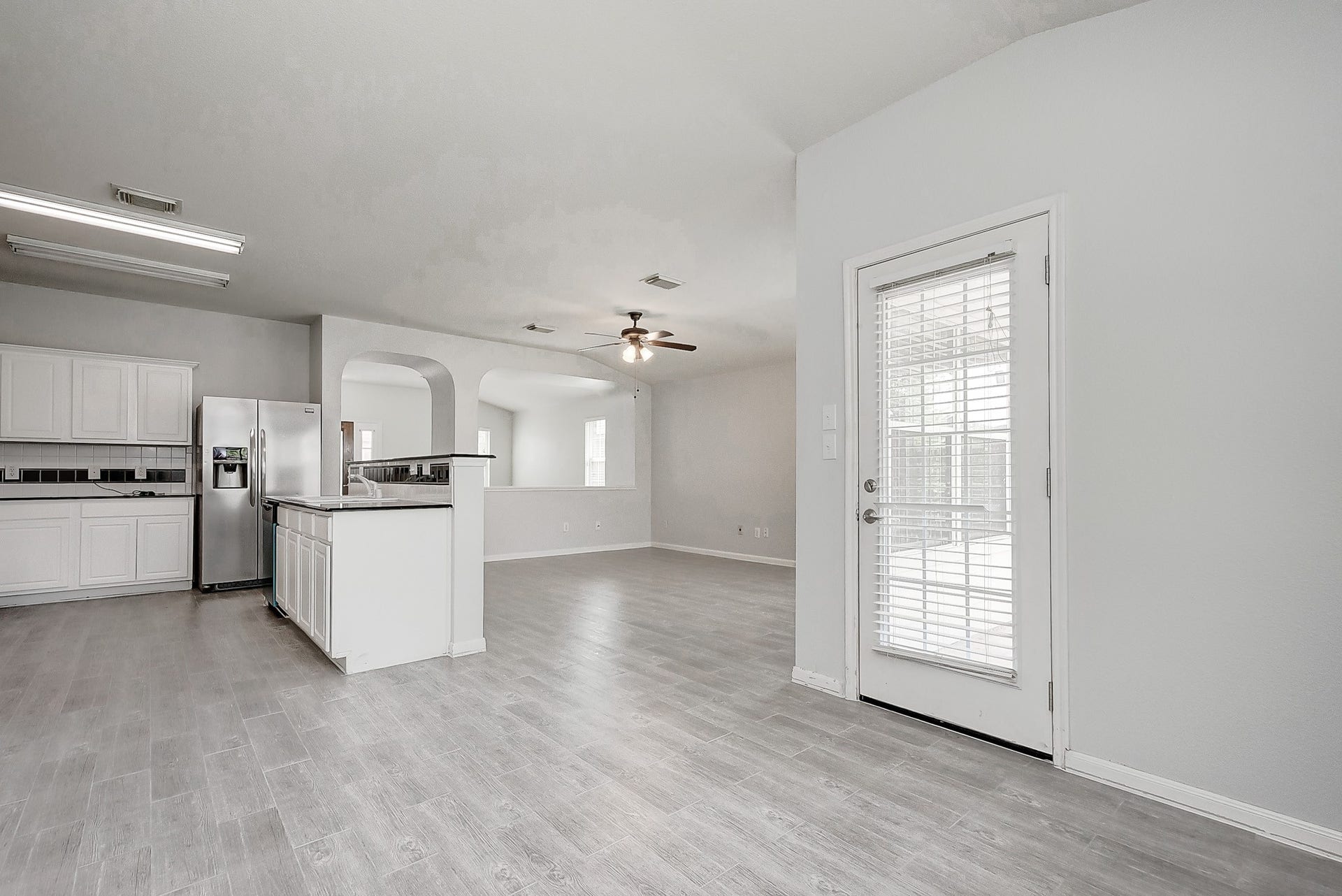 5506 GABLE MEADOWS DRIVE, Sugar Land, TX 77479 EASY CONVERSATION FLOW
BETWEEN KITCHEN, FAMILY
ROOM AND BREAKFAST
ROOM.