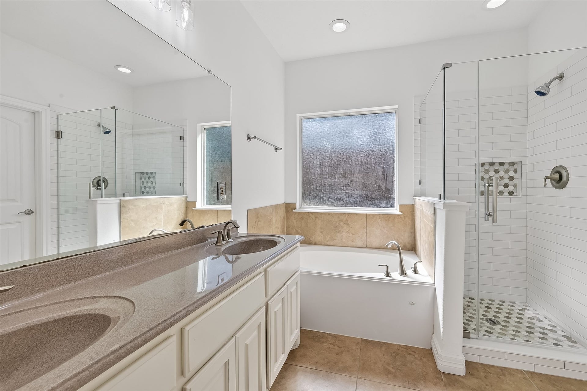 9006 San Saba Way, Willis, TX 77378 Master Bathroom
