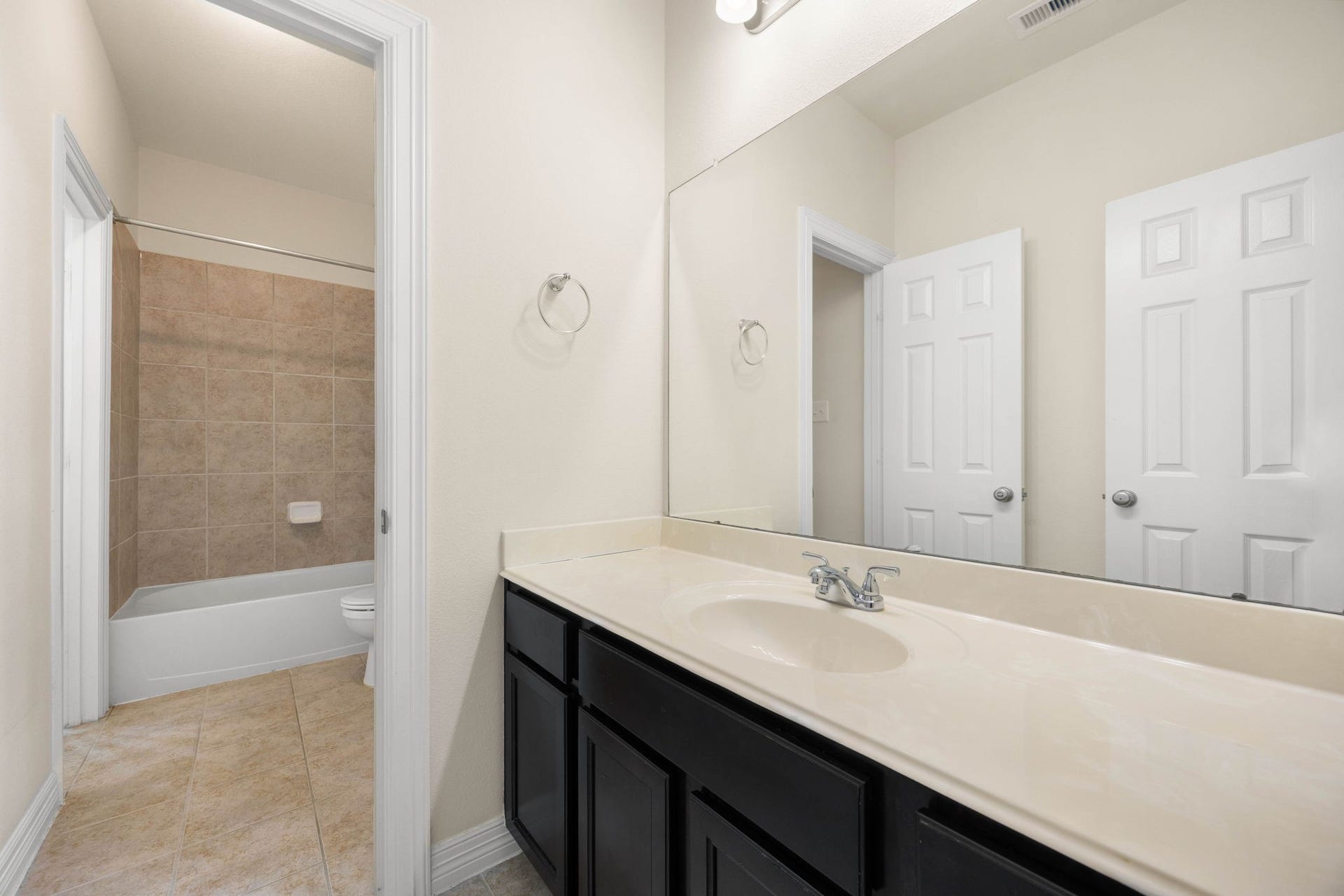26306 Sunny Springs Lane, Cypress, TX 77433 Upstairs bathroom features two separate vanities with ample counter and cabinet space, a
tub/ shower combination, and sizeable linen closet.