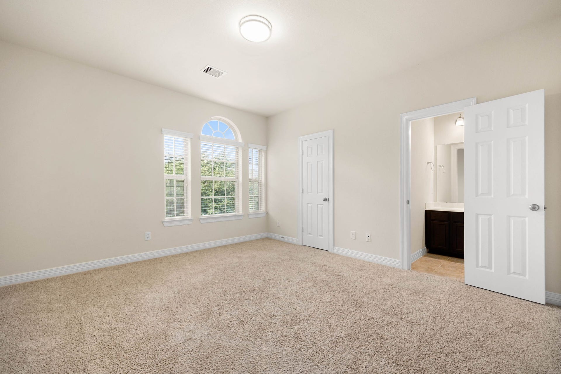 26306 Sunny Springs Lane, Cypress, TX 77433 Bright and spacious secondary bedroom includes a large triple window with demi-lune detail, generous
walk-in closet, and convenient direct access to the adjoining bathroom.