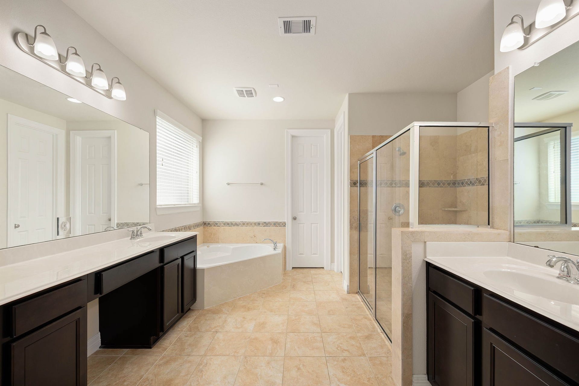 26306 Sunny Springs Lane, Cypress, TX 77433 Spacious en-suite bath featuring dual vanities with generous counter space, a soaking tub, separate glass-
enclosed shower, huge walk-in closet, linen closet, and plenty of cabinetry for storage.