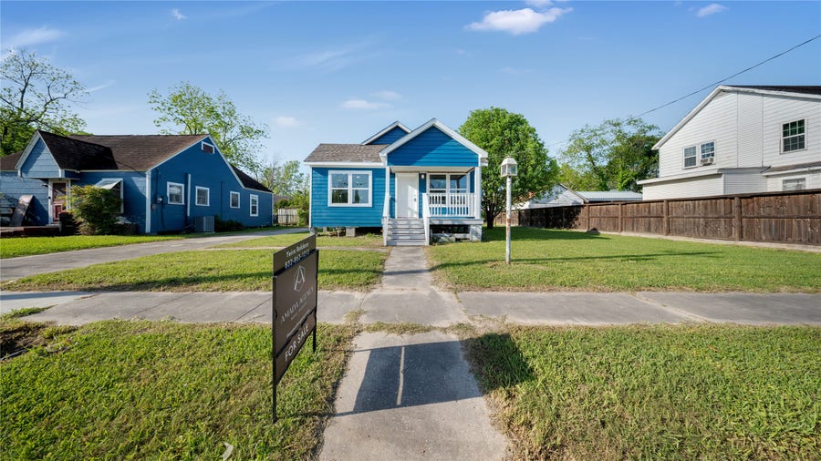 Property photo for 207 E Gulf Street, Baytown, TX