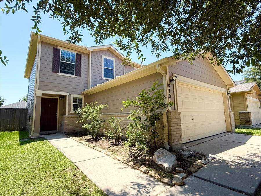 Property photo for 910 Staffordale Manor Lane, Houston, TX