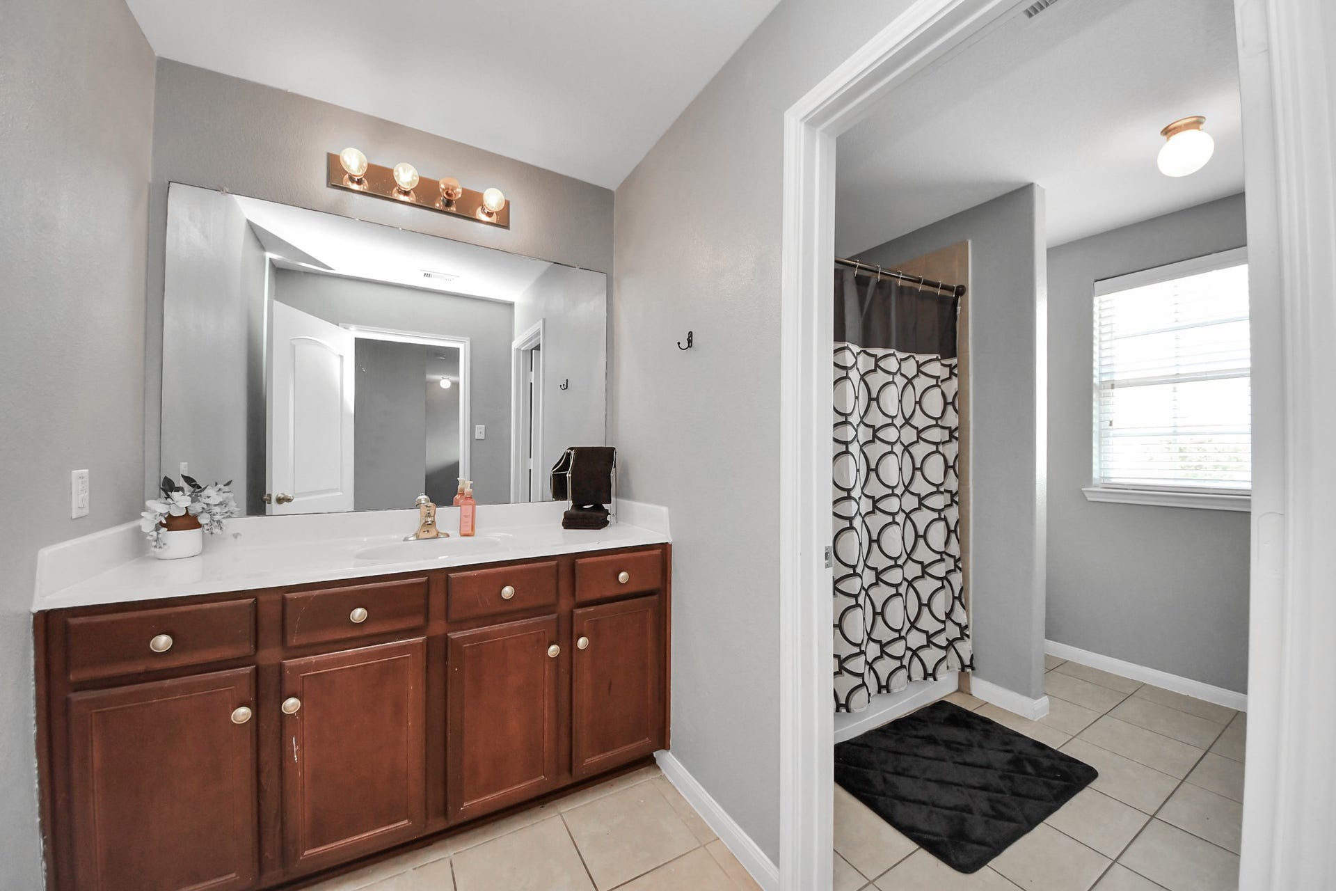 415 Hawks View Drive, La Marque, TX 77568 Secondary restroom upstairs.