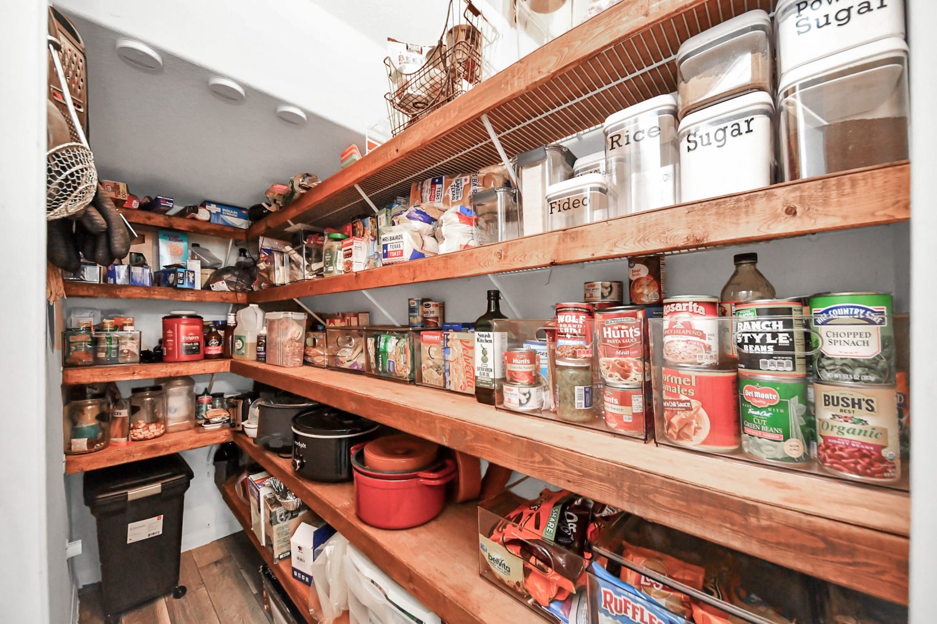415 Hawks View Drive, La Marque, TX 77568 Large & spacious walk in pantry