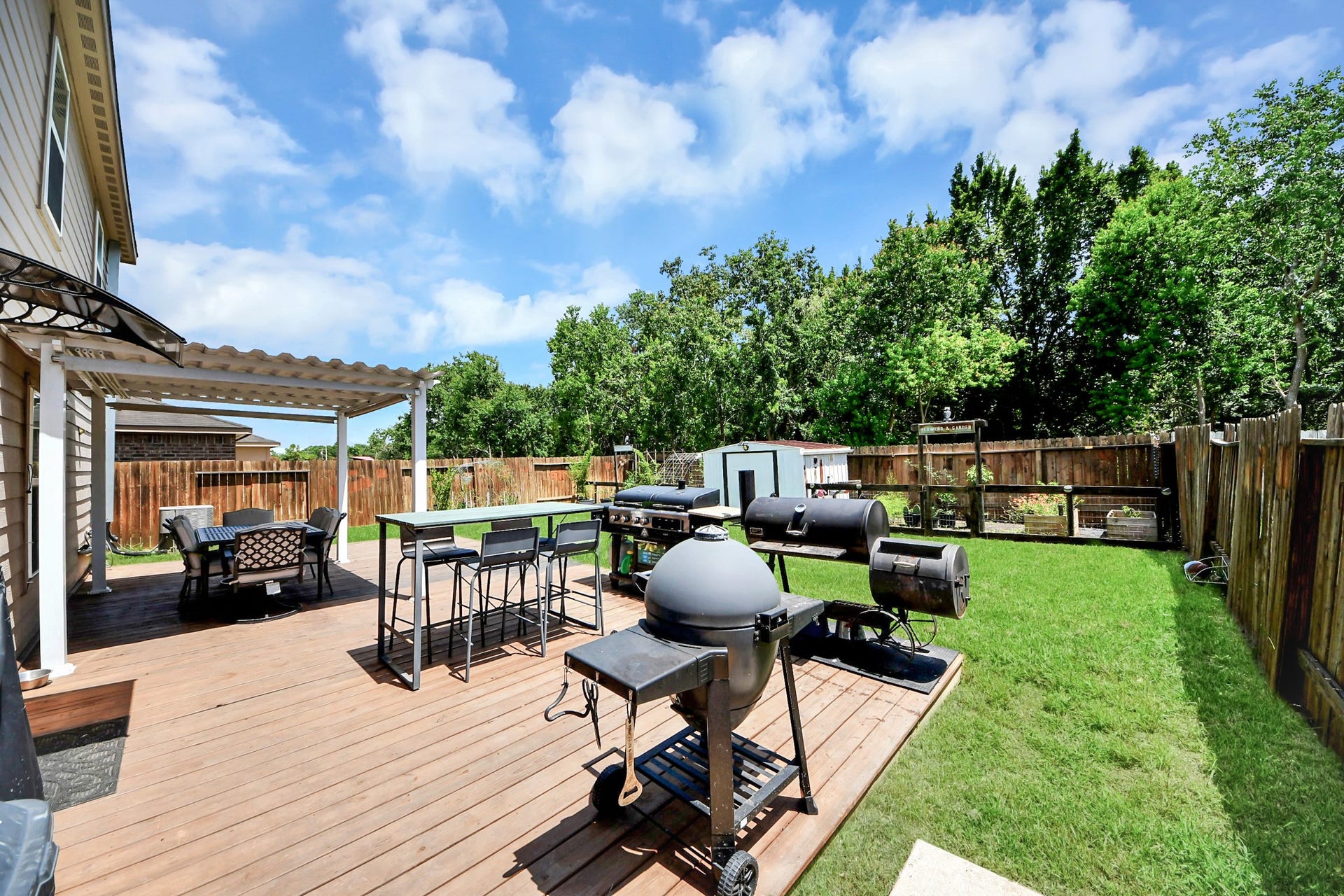 415 Hawks View Drive, La Marque, TX 77568 Covered & uncovered hangout area