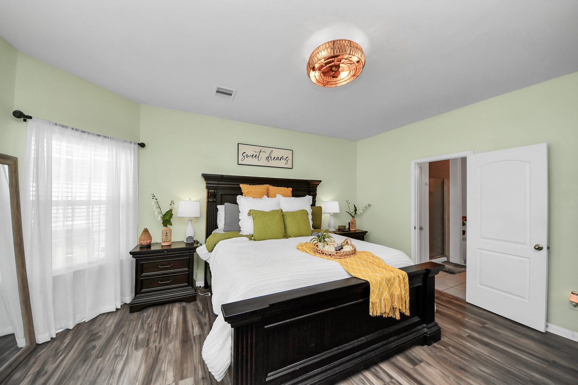 415 Hawks View Drive, La Marque, TX 77568 Primary suite downstairs