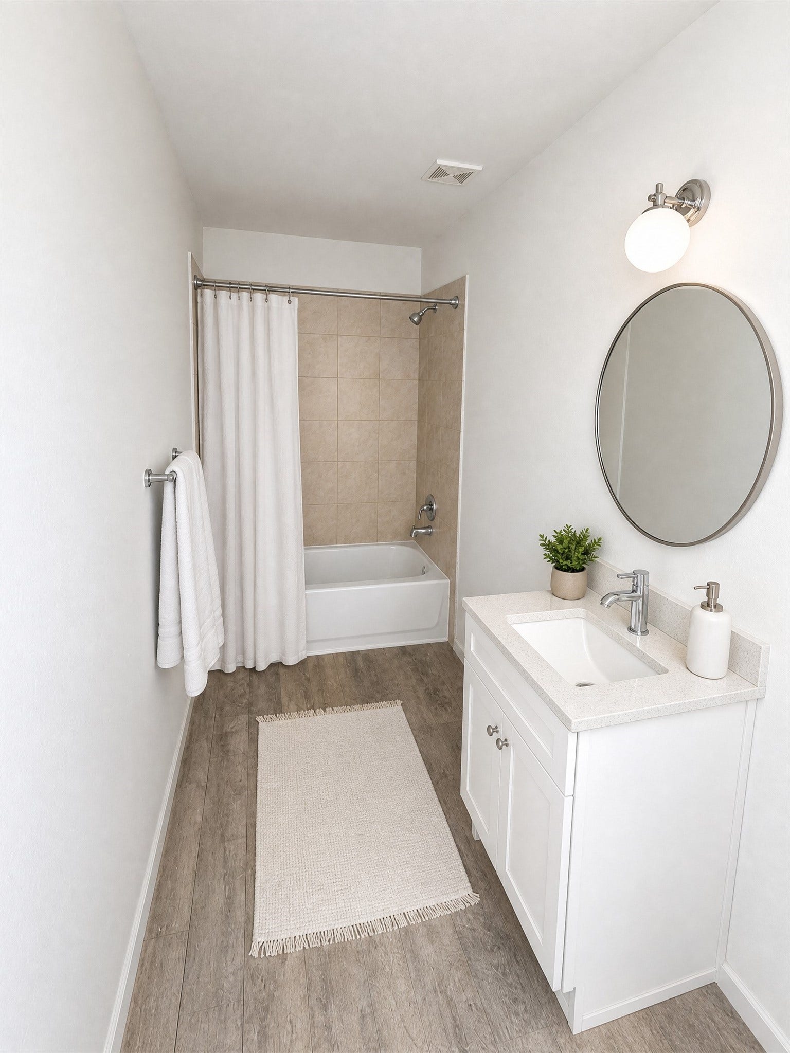 423 N Carolina Street, Houston, TX 77029 A clean vanity concept completes this full bath.