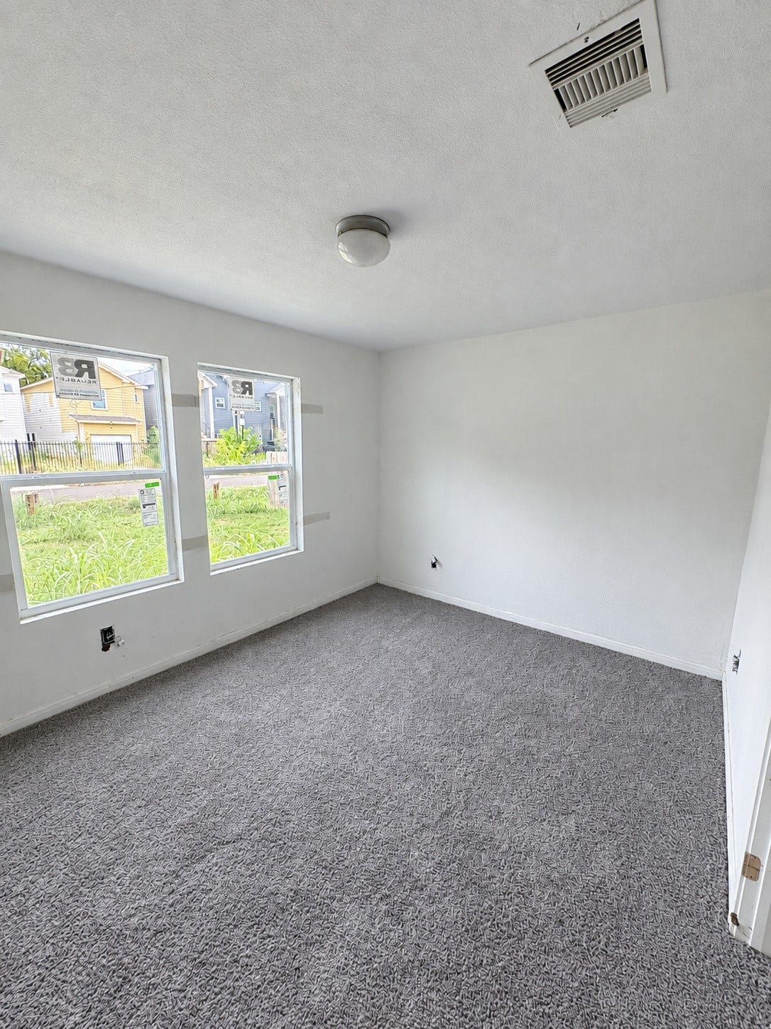 423 N Carolina Street, Houston, TX 77029 Secondary bedroom with a bright window and flexible space.