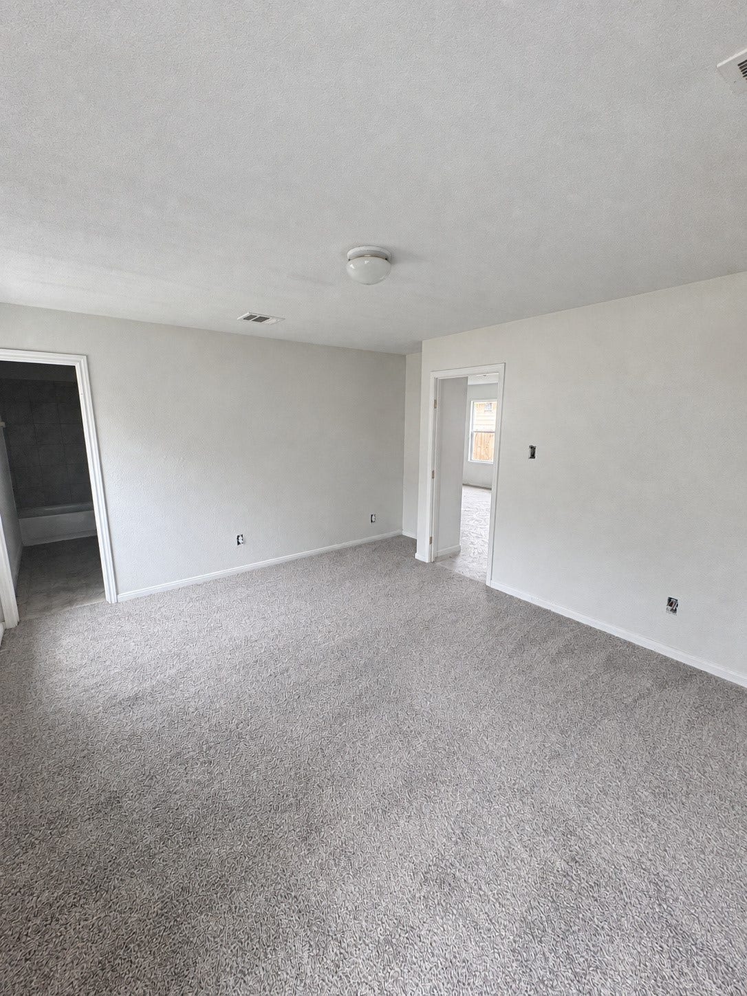 423 N Carolina Street, Houston, TX 77029 Alternate primary-bedroom view with open floor space.