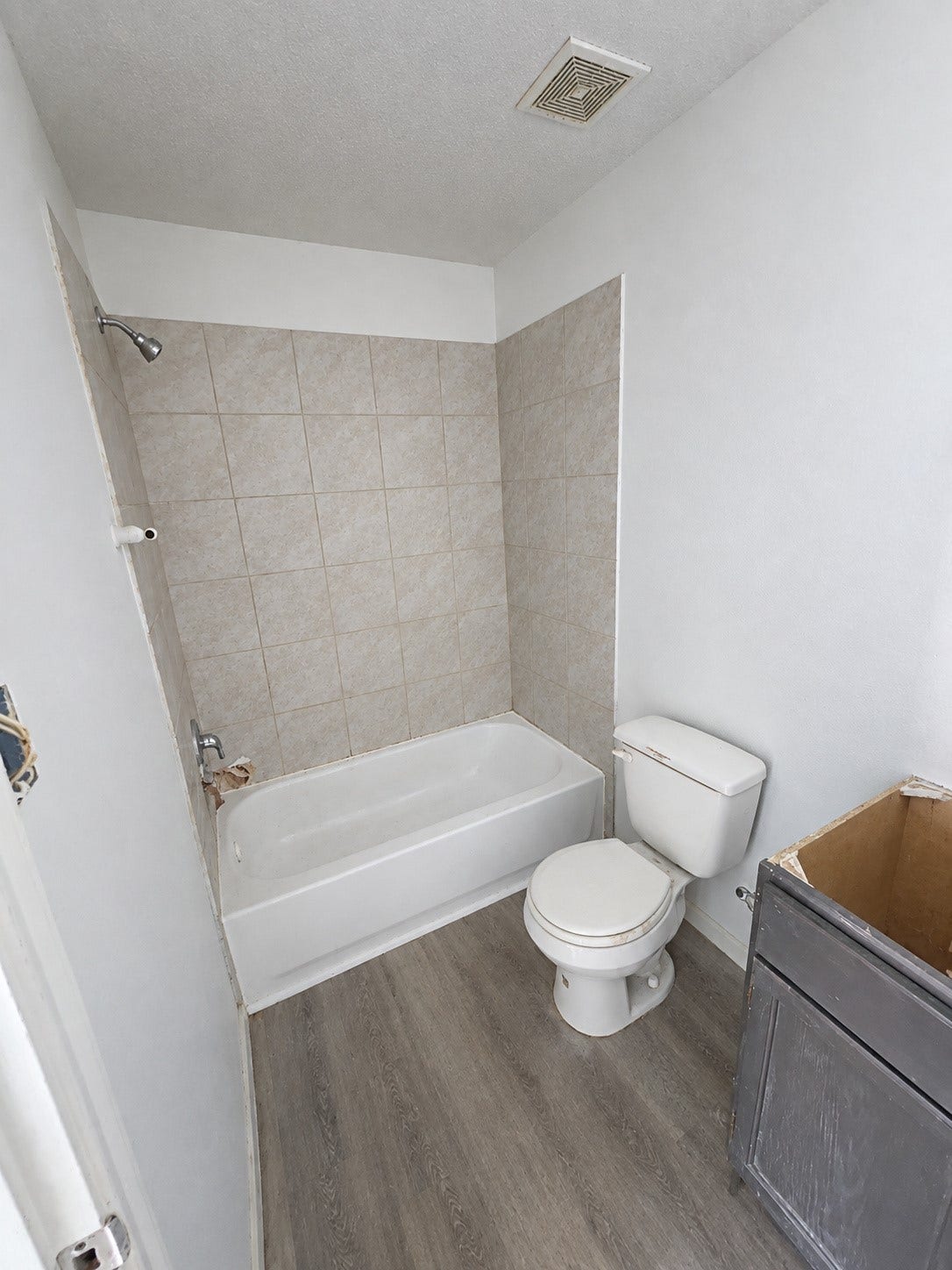 423 N Carolina Street, Houston, TX 77029 Second full-bath view showing the tub and vanity area.