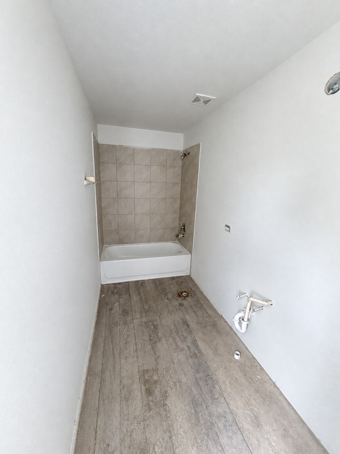 423 N Carolina Street, Houston, TX 77029 Full bath layout with a tub-shower combination.