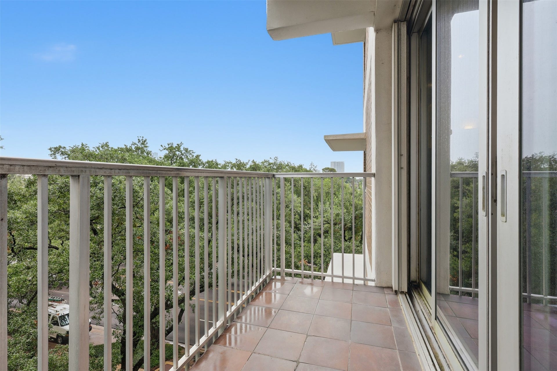 The 4th floor provides a great view that combines downtown skyscrapers and city greenery.