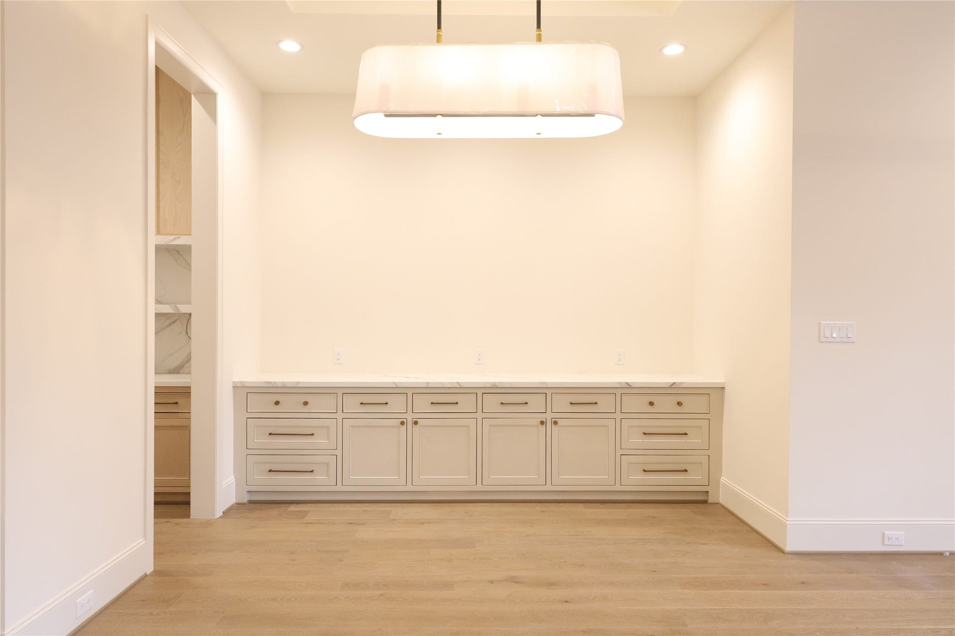 752 W 43rd Street, Houston, TX 77018 Breakfast Room offers additional built-in storage and counter space just off the wet bar w/ Designer selected fixture & hardware.