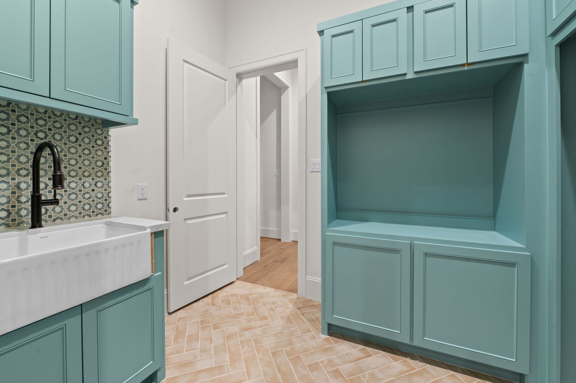 752 W 43rd Street, Houston, TX 77018 Laundry Room just off the Primary Closet.