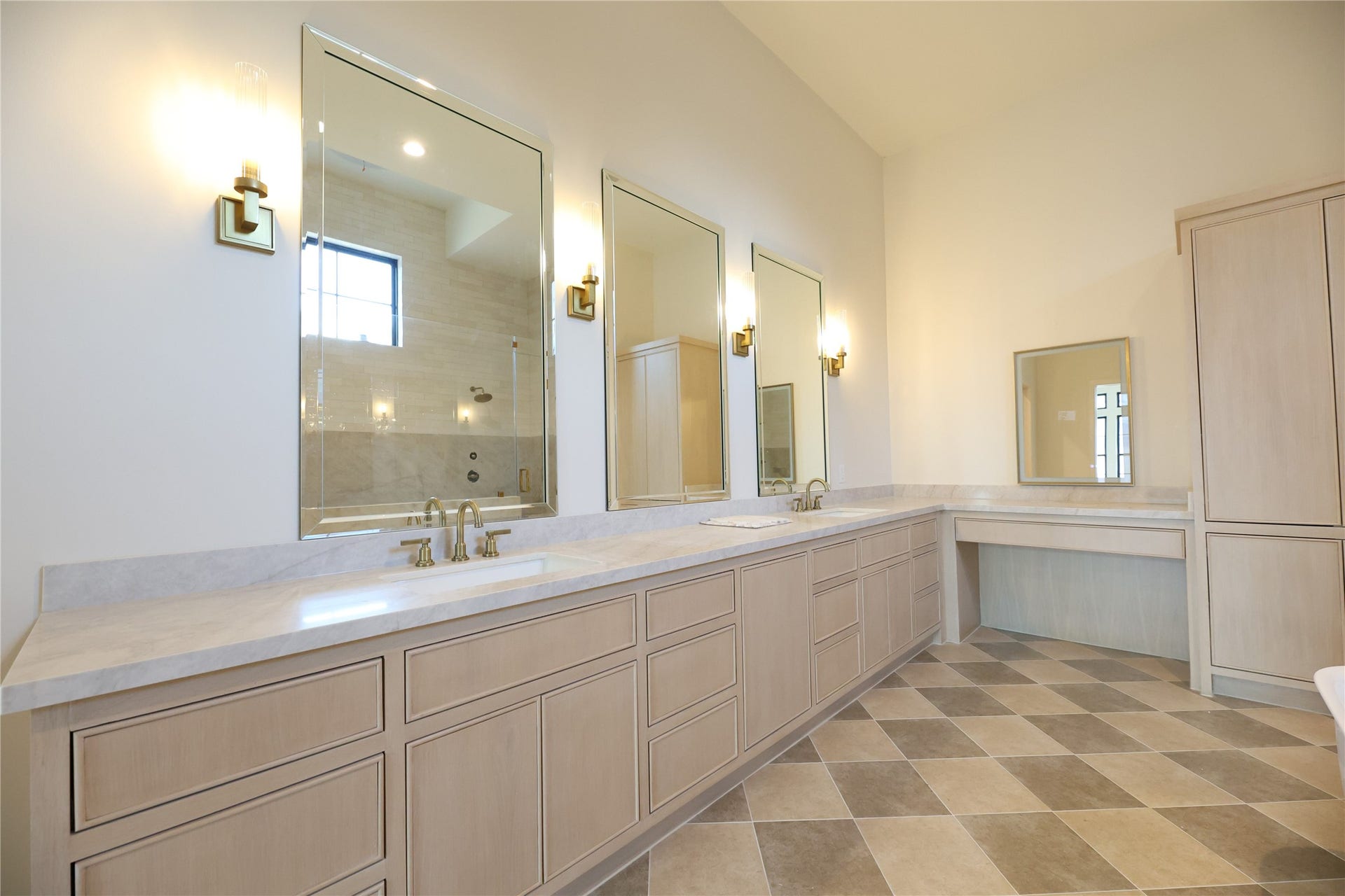 752 W 43rd Street, Houston, TX 77018 Sprawling quartz vanity w/ dual sinks & knee space, designer selected fixtures & mirrors.