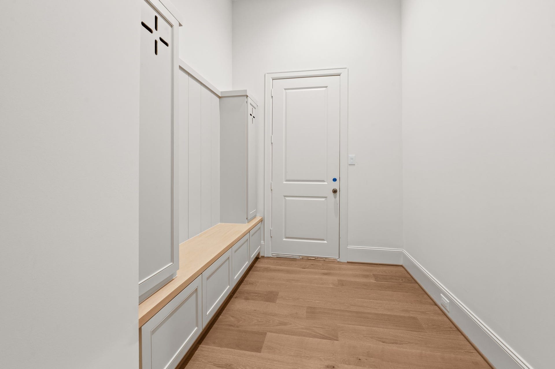 752 W 43rd Street, Houston, TX 77018 Mudroom just off the Garage.