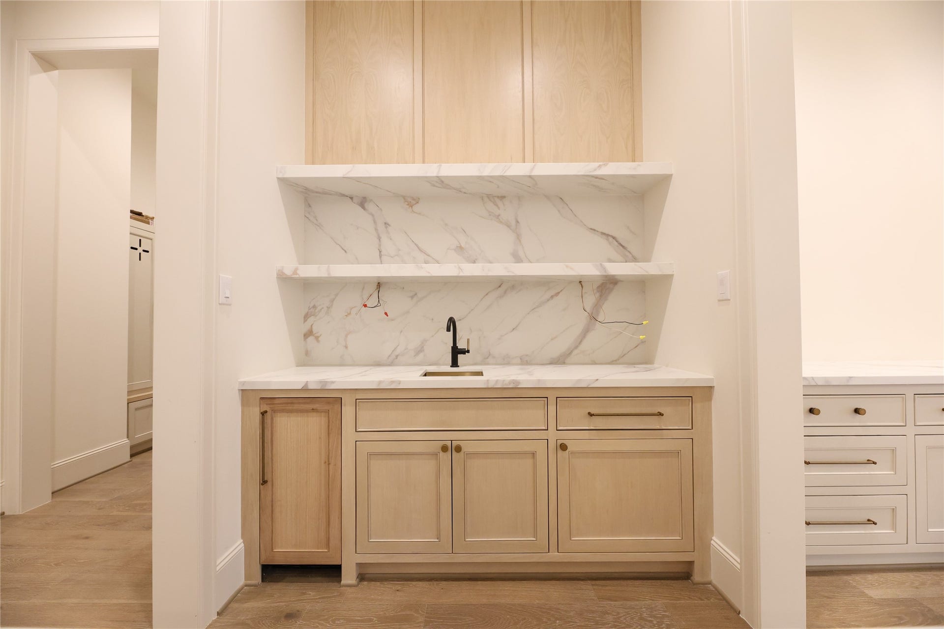 752 W 43rd Street, Houston, TX 77018 Wet bar interior