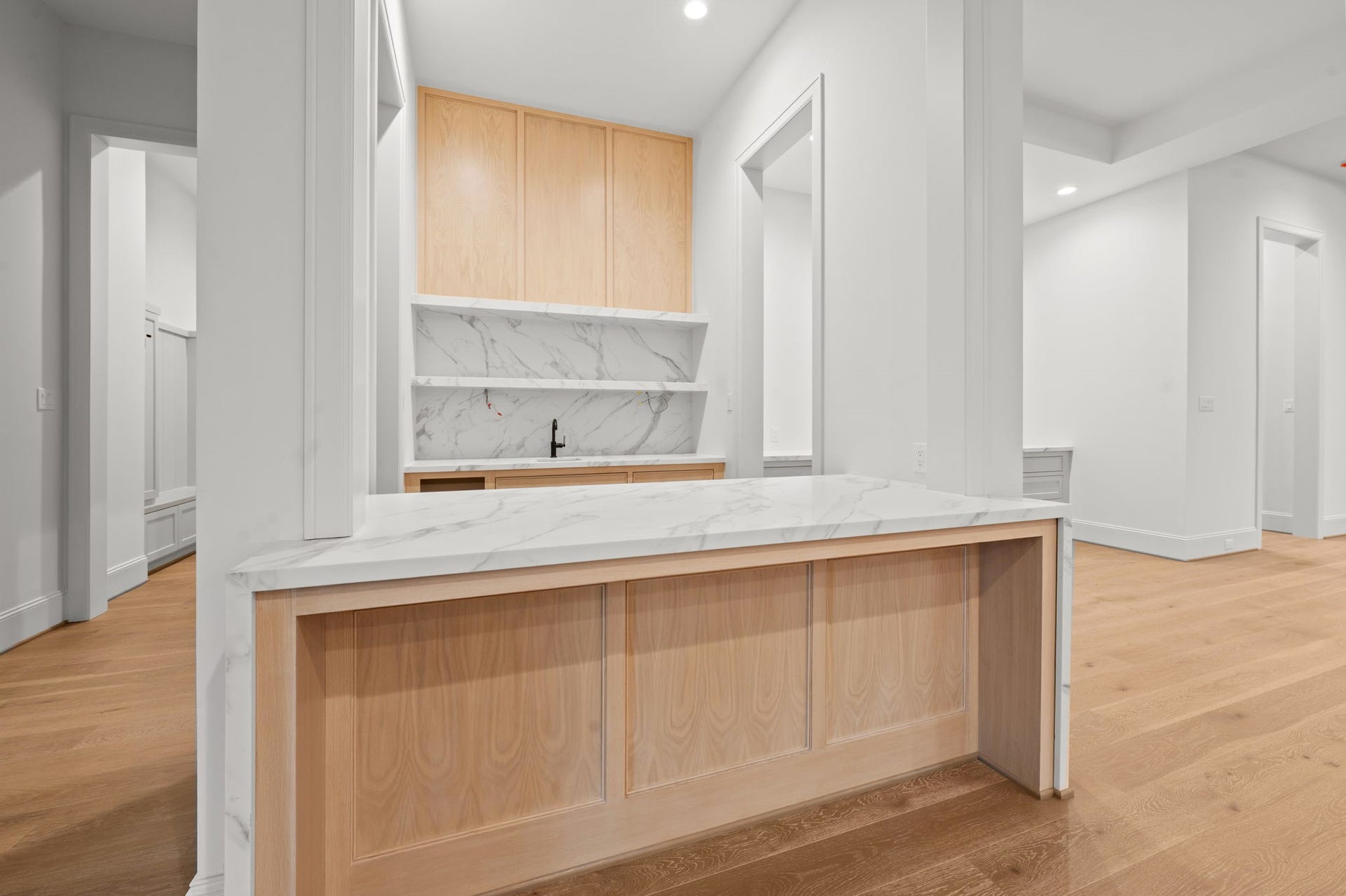 752 W 43rd Street, Houston, TX 77018 Wet Bar is located across from the Kitchen as you enter the Family Room, equipped with beverage fridge and sink.