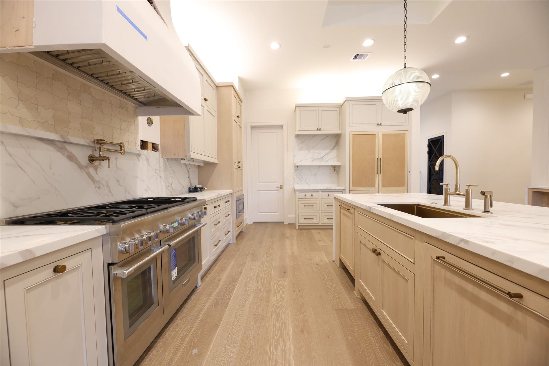 752 W 43rd Street, Houston, TX 77018 Panel-front Thermador Refrigerator & dishwasher, 48" Thermador Range, Designer selected pendants & hardware.