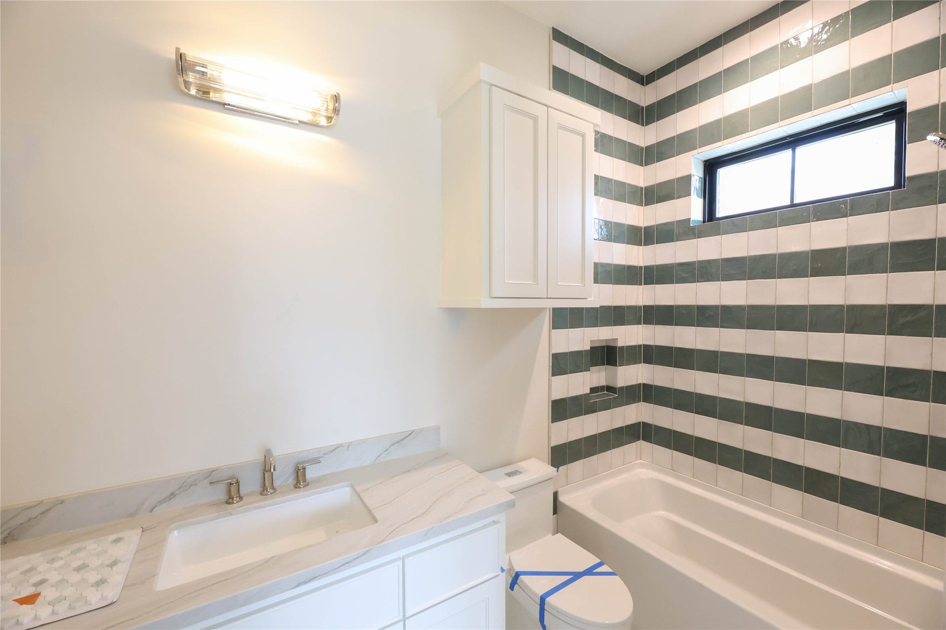752 W 43rd Street, Houston, TX 77018 Secondary Bathroom