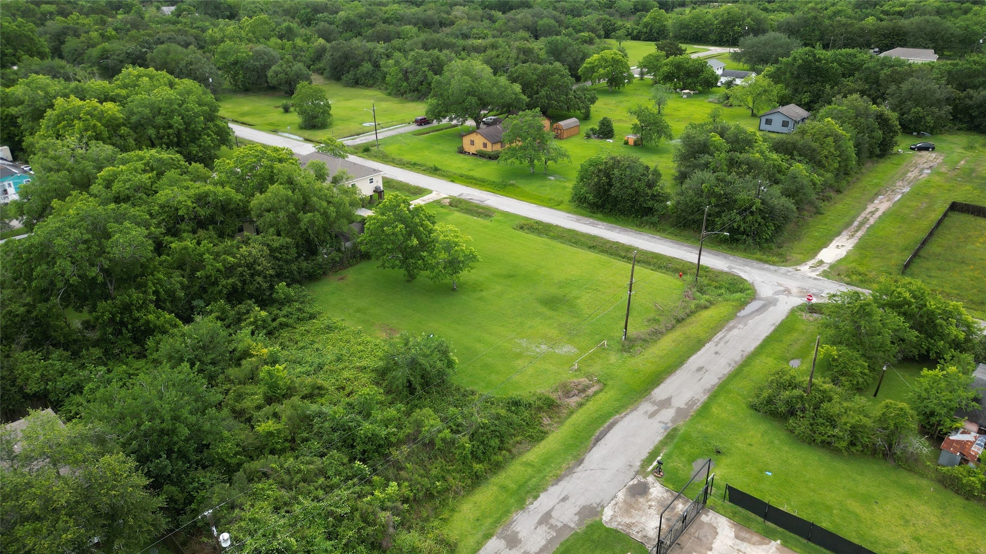 6713 Lewis Rd, Hitchcock, TX 77563 6713 Lewis Rd, Hitchcock, TX 77563