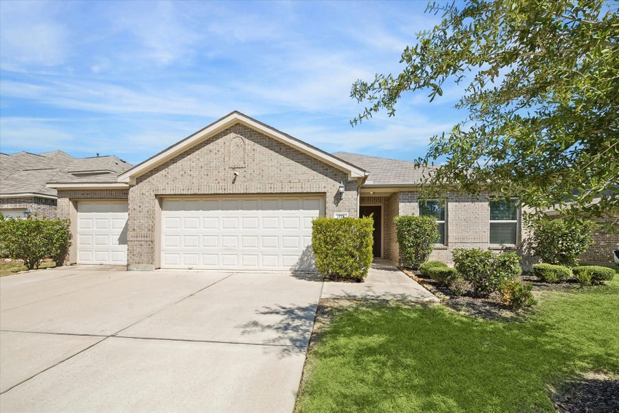 Property photo for 111 Valiant Ridge Trail, Magnolia, TX