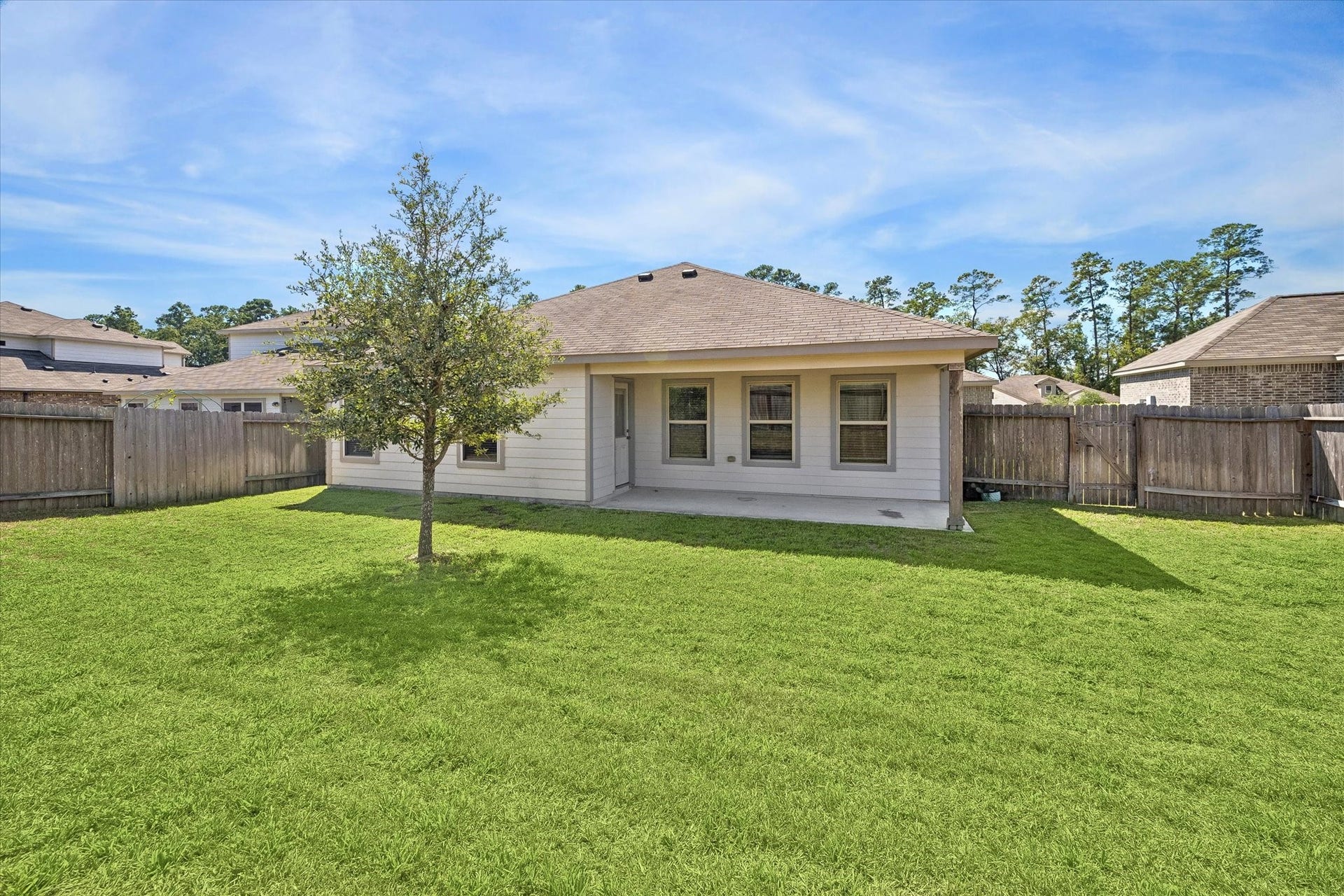 111 Valiant Ridge Trail, Magnolia, TX 77354 Step outside to a spacious, fenced backyard with an extended covered patio. Enjoy outdoor dining, morning coffee or simply relaxing with a view of the lawn.