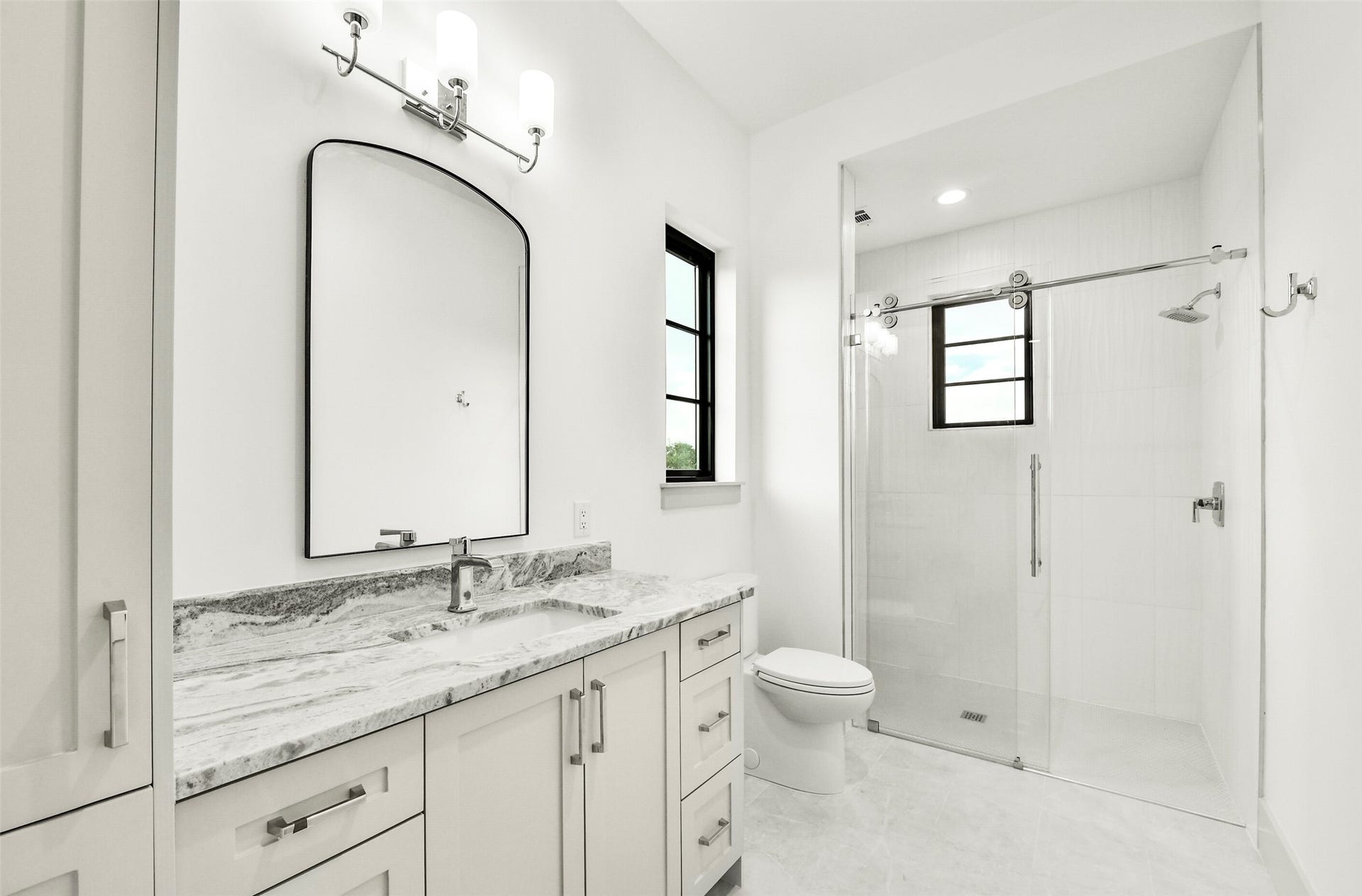 Another one of the en-suite baths.