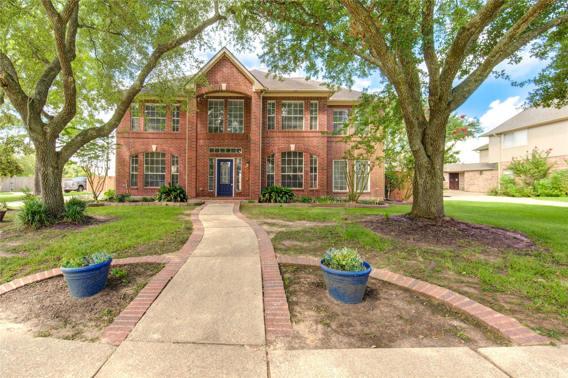1016 Applewood Drive, Friendswood, TX 77546 5 bedrooms with 3.5 baths