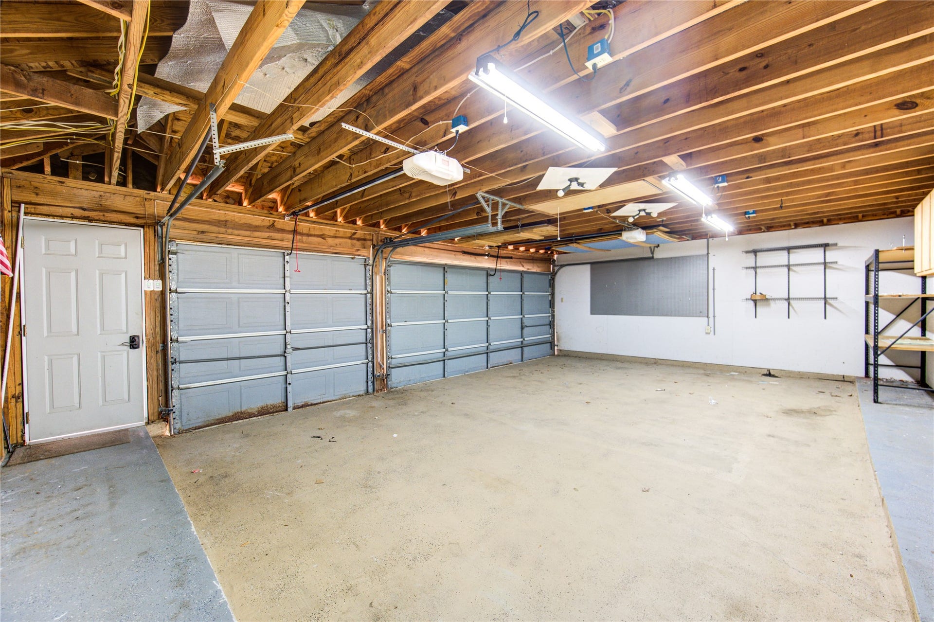 1016 Applewood Drive, Friendswood, TX 77546 Ample storage and parking