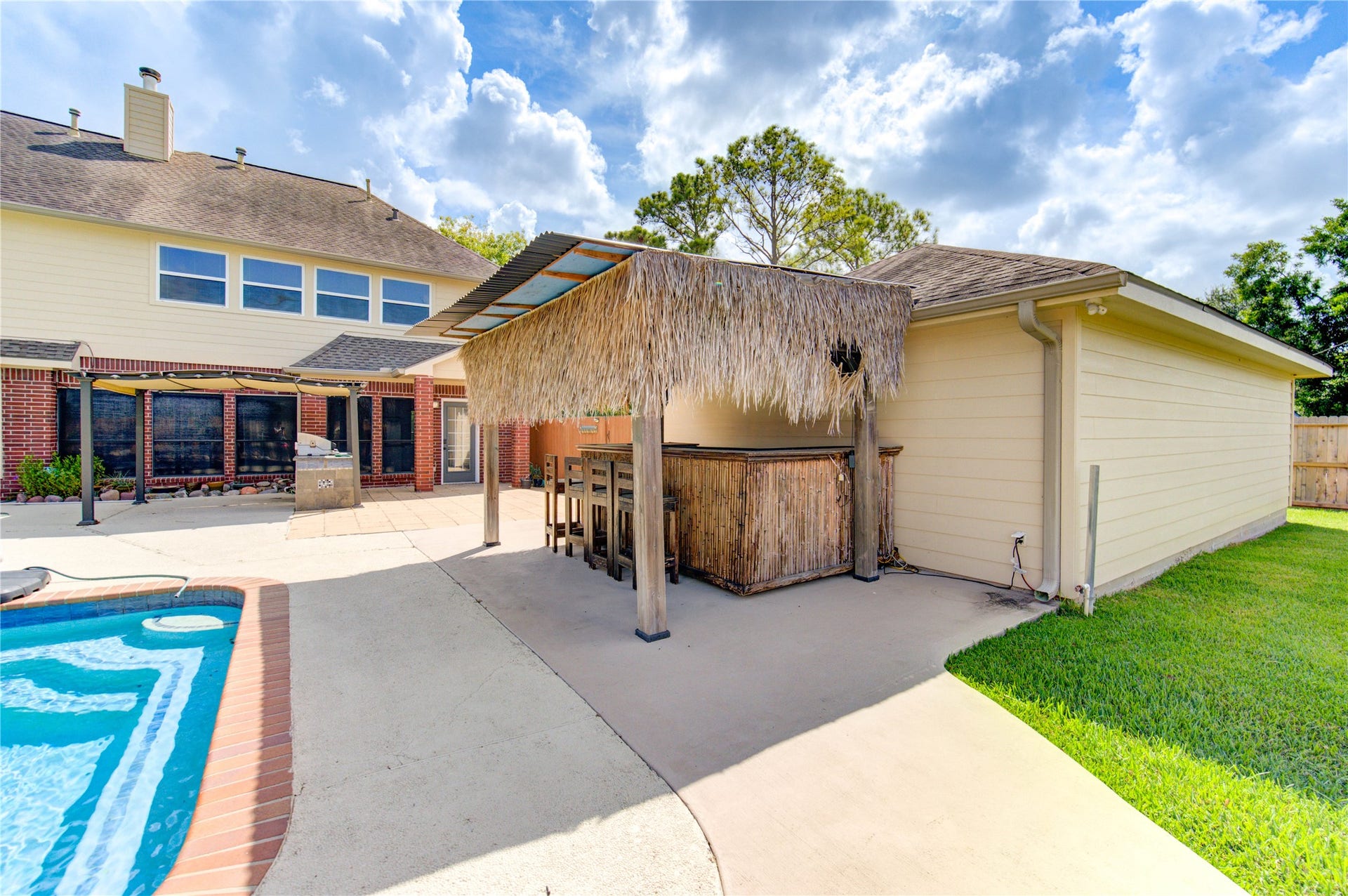 1016 Applewood Drive, Friendswood, TX 77546 Fully covered Bar & Grilling areas perfect for entertaining
guests