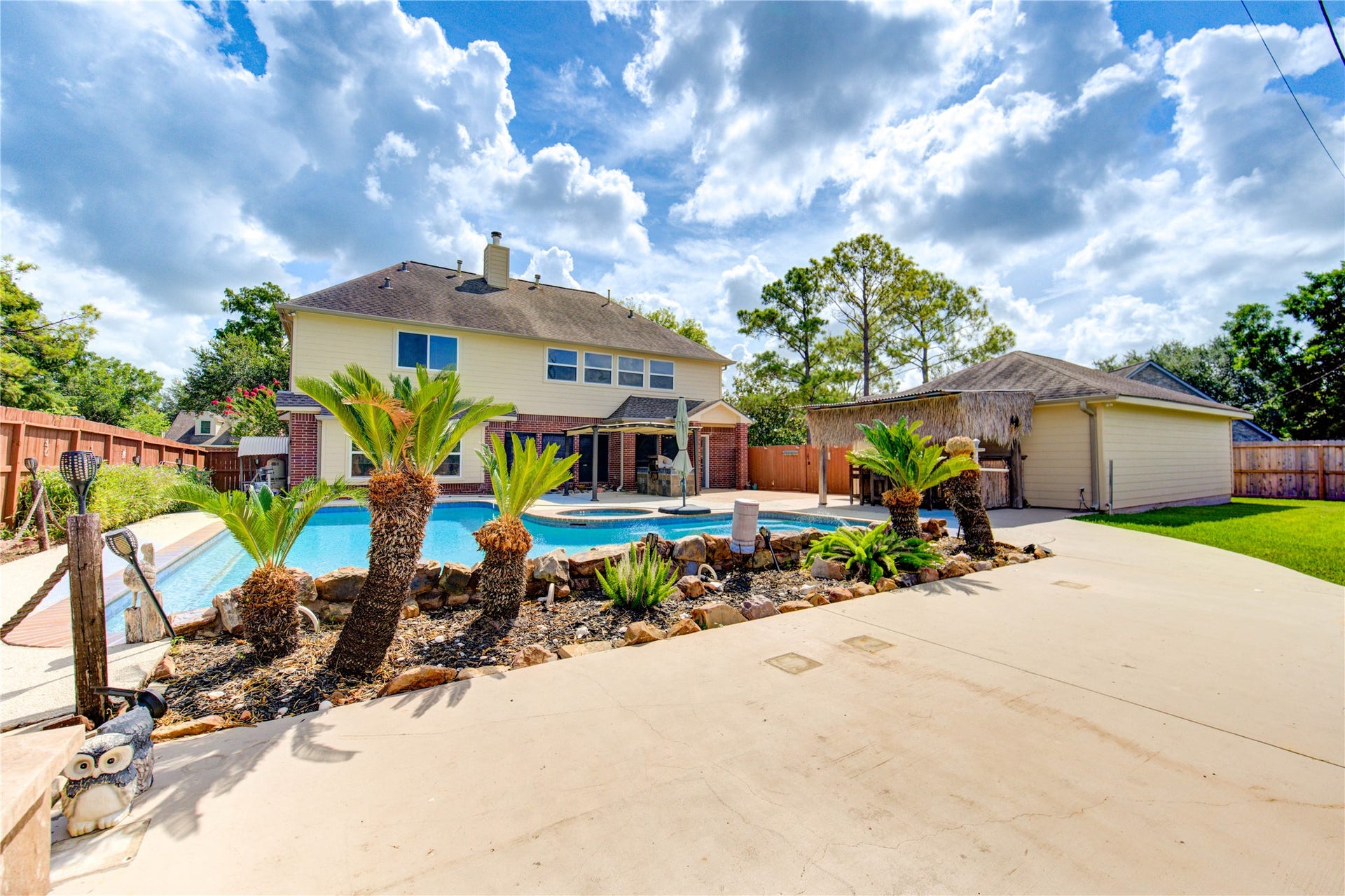 1016 Applewood Drive, Friendswood, TX 77546 Additional patio for lounging with no back neighbors