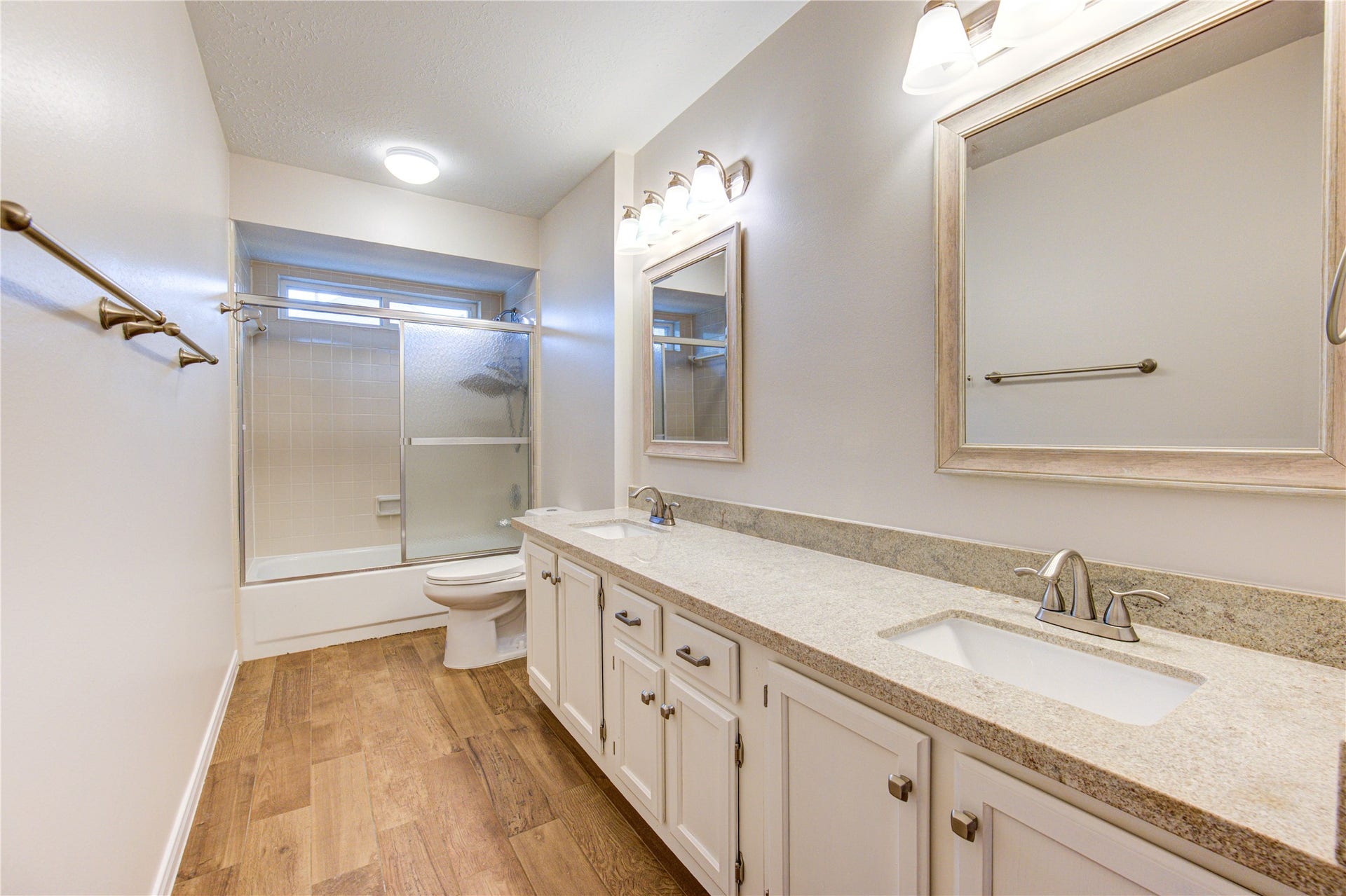 1016 Applewood Drive, Friendswood, TX 77546 3rd full bath with double sinks