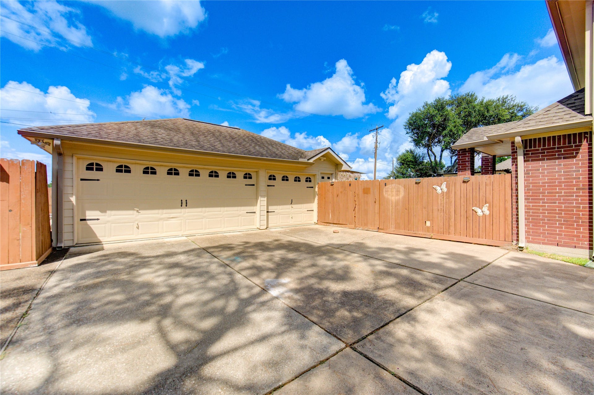 1016 Applewood Drive, Friendswood, TX 77546 3 car garage