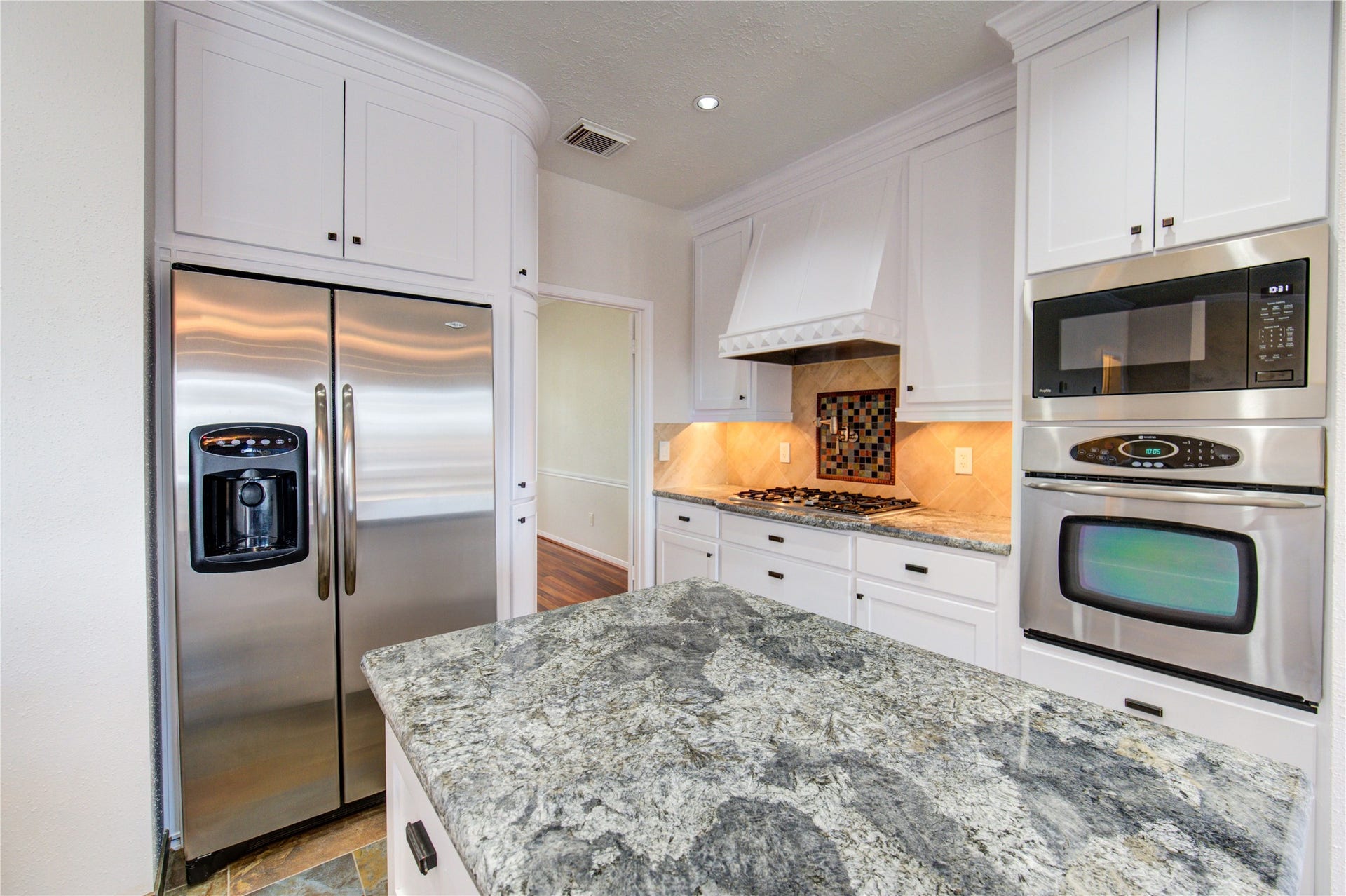 1016 Applewood Drive, Friendswood, TX 77546 Stainless steel appliances