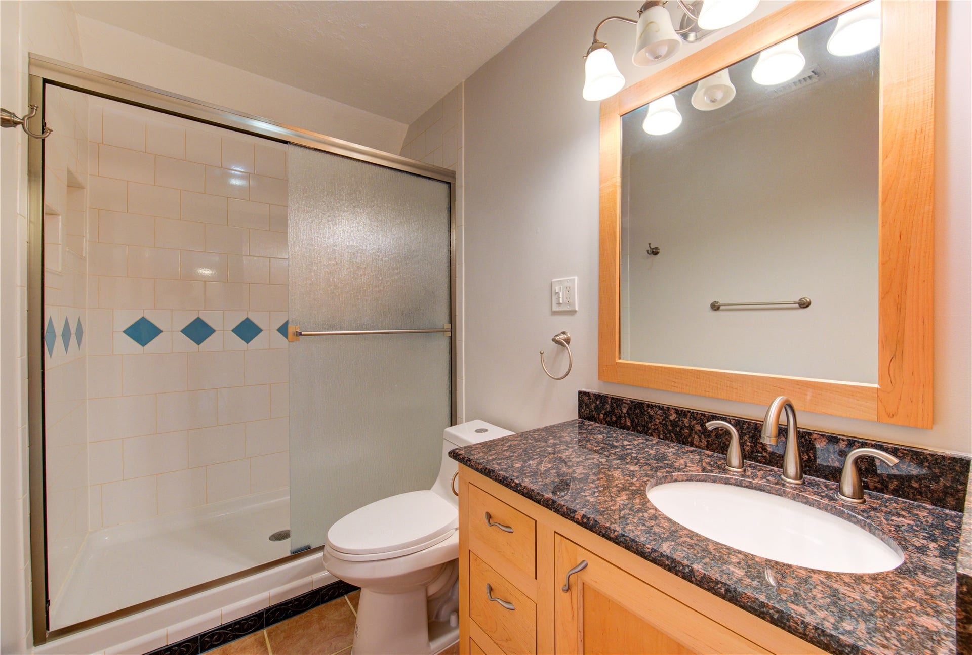 1016 Applewood Drive, Friendswood, TX 77546 Secondary Full Bathroom w/Updated Fixtures