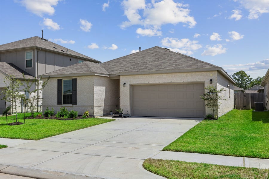 Property photo for 338 Paso Fino Drive, Alvin, TX