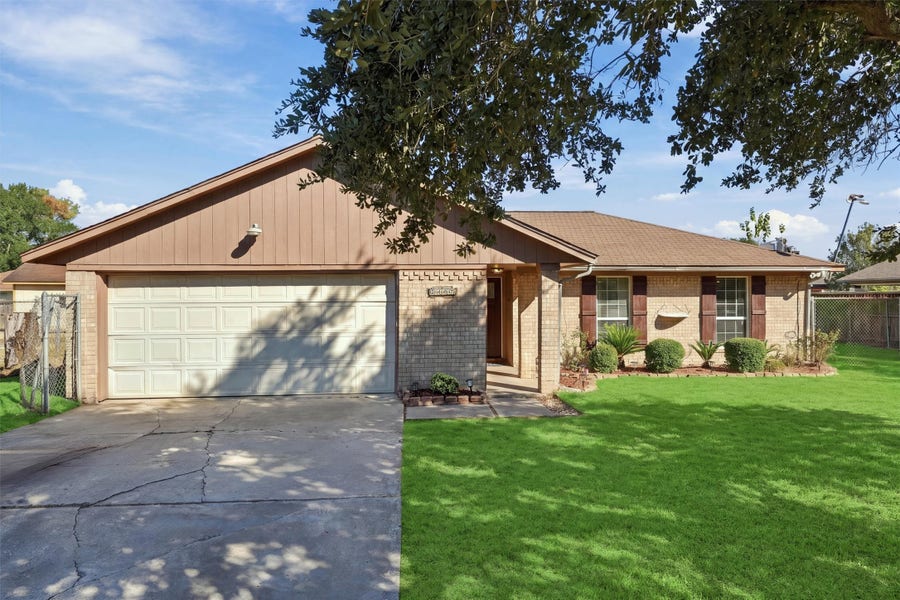 Property photo for 2407 Daffodil Street, Highlands, TX