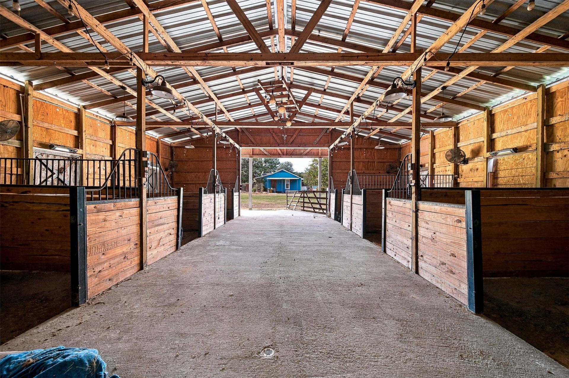 36576 Howell Road, Hempstead, TX 77445 Barn stalls
