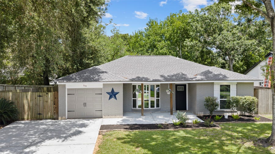 Property photo for 510 Brandywyne Drive, Friendswood, TX