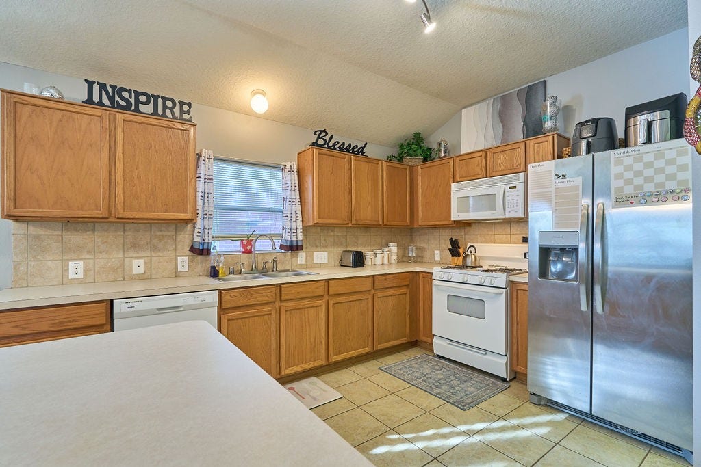 5934 Spring Sunrise Drive, Richmond, TX 77407 Cook, gather, and create memories in this welcoming kitchen with ample workspace and convenient storage.