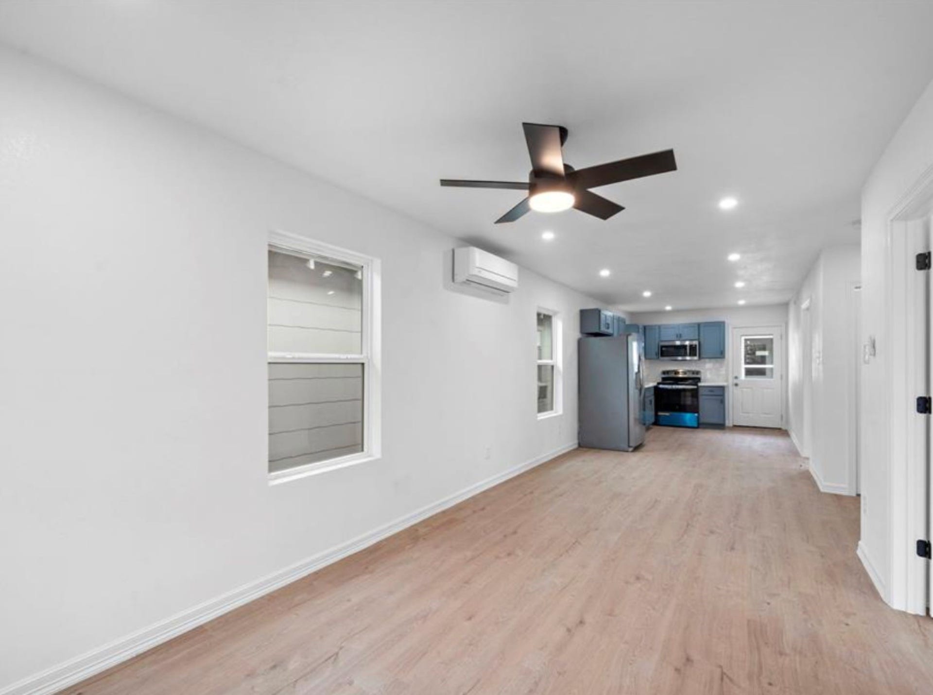 2312 Lucinda Street, Houston, TX 77004 Living space flowing into the kitchen.