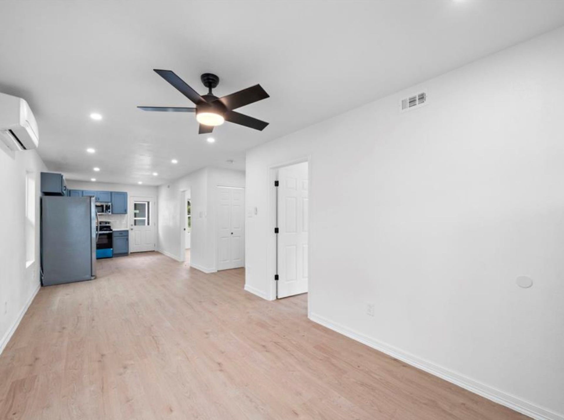 2312 Lucinda Street, Houston, TX 77004 Bright living area with laminate flooring and an open layout.